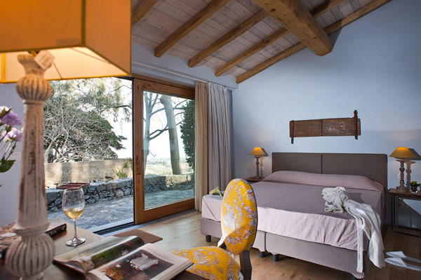 boutique hotelová posteľ veľká pohodlná šikmá strecha