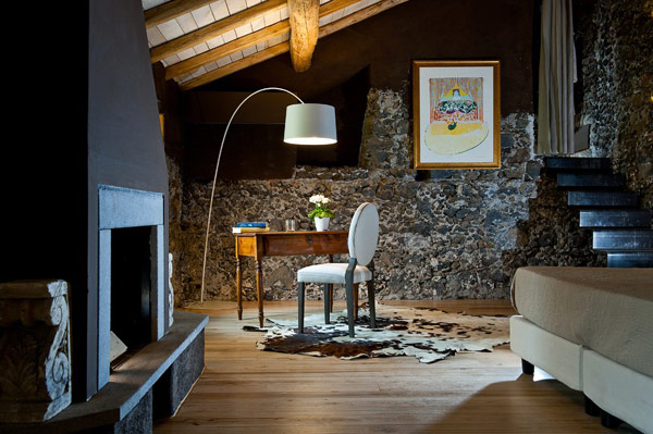 boutique hotel obývacia časť kamenný múr veľký krb