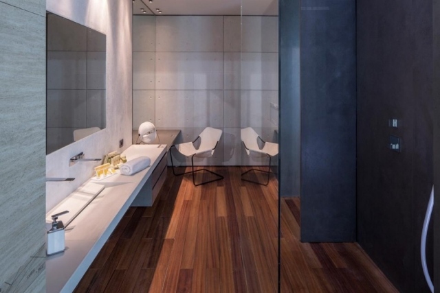 kúpeľňa-hotel-suita-drevená podlaha-betónové steny