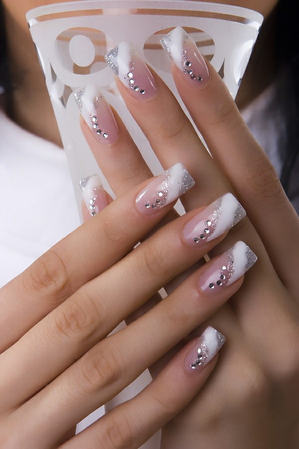 Like-a-crystal-champagne-glass-nail-design-bride
