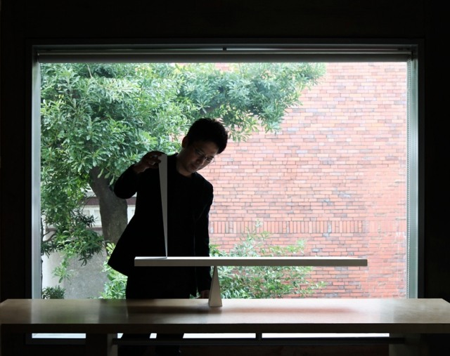 japonský dizajnér tokujin yoshioka stôl prototyp hranolovej nohy prototyp hranolovej tabuľky tokujin hranolovej základne