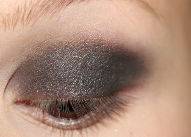 očný make-up-šedo-ružový-návod-očné tiene