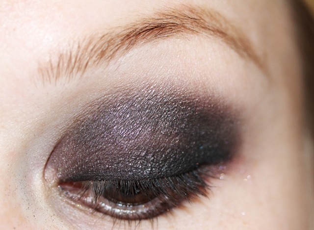 Líčenie očí-šedo-ružové-kohl-očné linky-rozmazanie