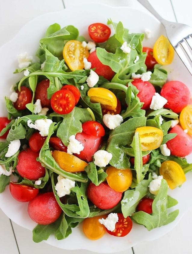 Kusy melónu nakrájajte na guľky voda-feta-melón-šalát-zdravé stravovanie