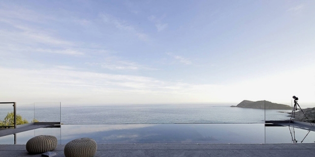 nekonečno-bazén-terasa-výhľad-stretnutie-sklenené zábradlie