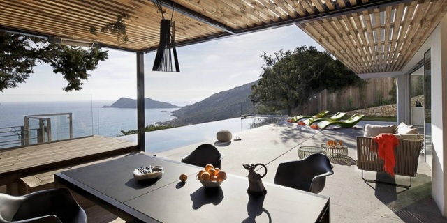 krytá terasa, jedálenský kút, čierny nábytok