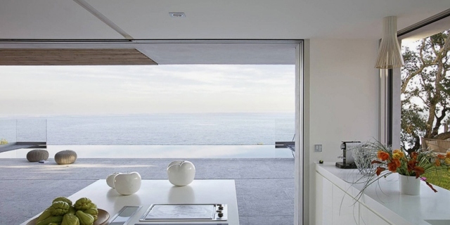 kuchyňa-ostrov-biely-prístup-terasa-bazén