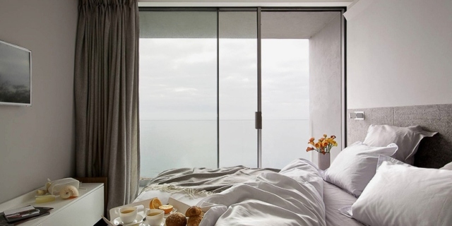 spálňa-šaty-sklenené-posuvné-dvere-výhľad na more