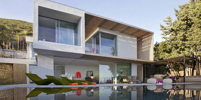 nekonečný bazén terasa terasa ležadlá prázdninový dom na fasáde útesu