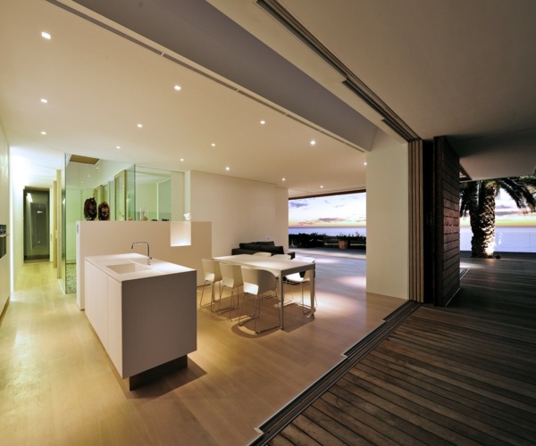 Moderné sklenené dvere do chaty Ostrovný drez jedálenský kút posuvné sklenené dvere