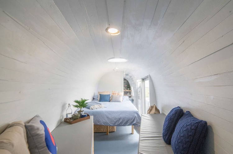 špeciálna-hotelová izba-dizajn-helikoptéra-spálňa