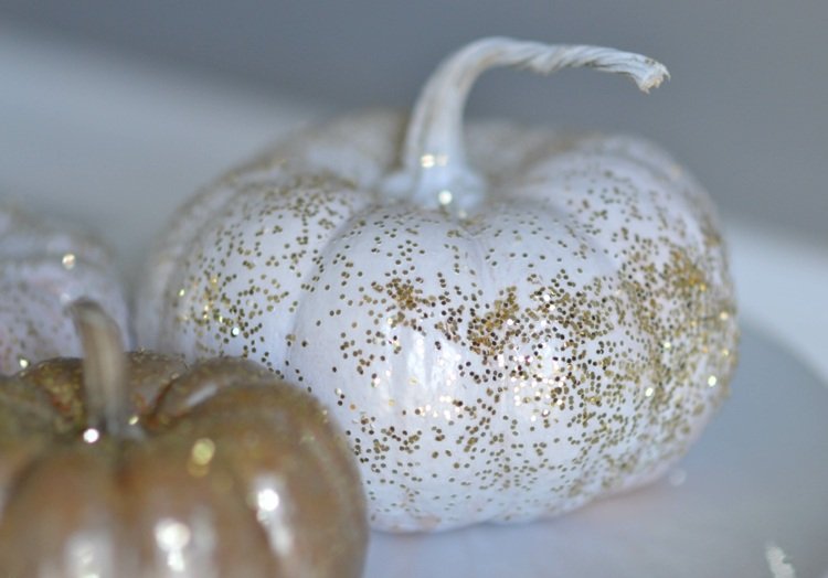 diy trblietka tekvica jednoduchý nápad biely dizajn dekorácia halloween elegantný