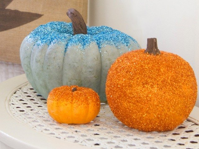 diy-glitter-curb-idea-halloweendeko-oranžovo-modrá