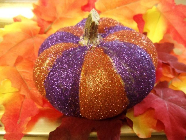 diy-glitter-kurbis-halloweendeko-oranžovo-purpurové farby