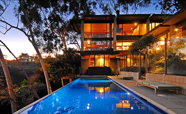 sklenený dom v Los Angeles - bazén a sklenená fasáda