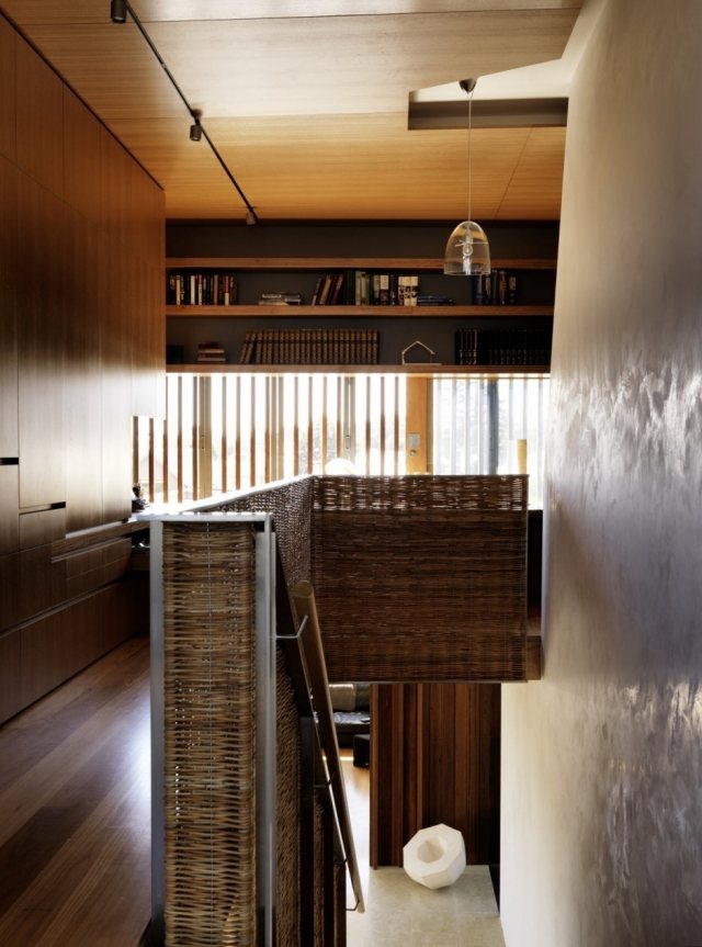 Mezanínové zábradlie-pletené-vŕbové prúty-omietnuté-steny