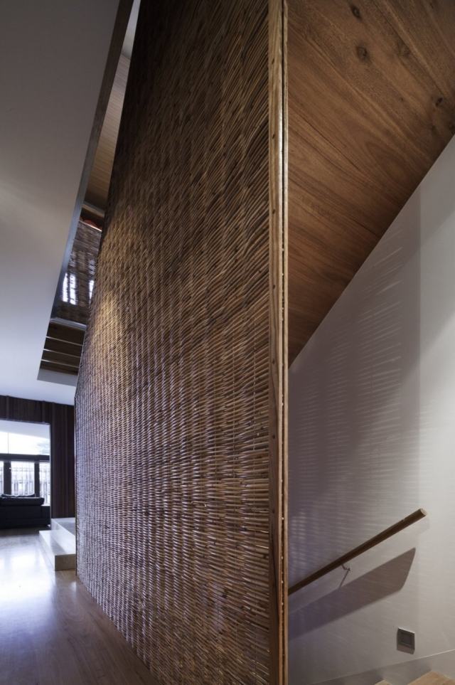 Moderný pobrežný dom-schodisko-zábradlie-prútené vetvy