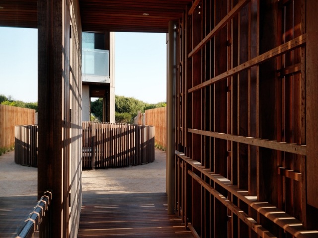 moderný pobrežný dom obklopený dreveným plotom