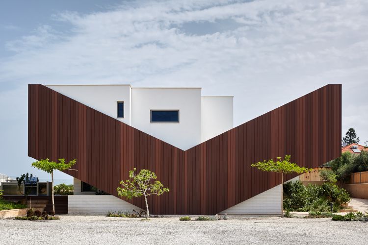 dom vyrobený z recyklovaného materiálu eco360 udržateľná účinnosť budovy dom plus energetický dom plus energetický fasáda domu drevené lamely v tvare V