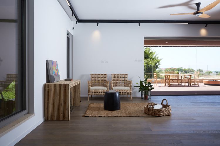 dom z recyklovaného materiálu eco360 udržateľná účinnosť budovy dom plus energetický dom plus energetický interiér interiérový nábytok drevená podlaha terasa výhľad na more