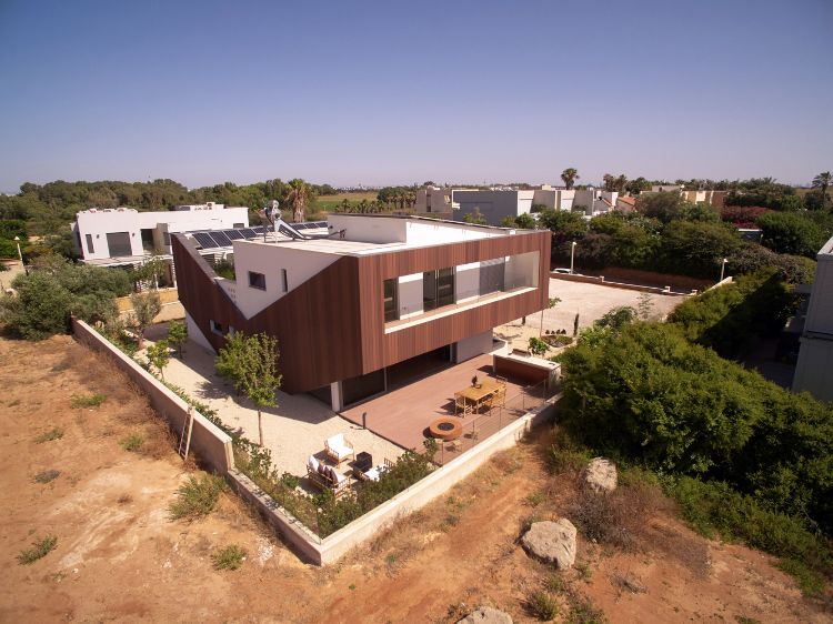 dom z recyklovaného materiálu eco360 udržateľná účinnosť budovy dom plus energetický dom plus energetická fasáda domu drevené pásy v tvare V pohľad z vtáčej perspektívy