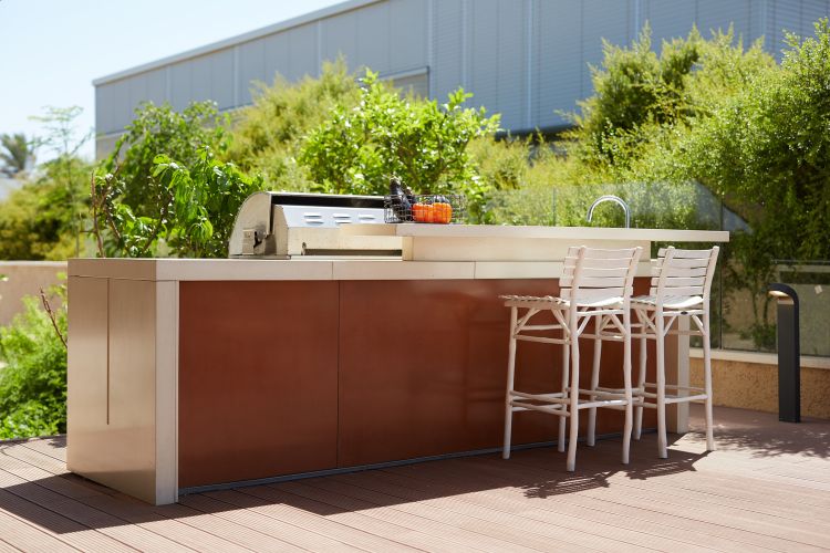 dom z recyklovaného materiálu eco360 udržateľná účinnosť budovy dom plus energetický dom plus energetický dom barový pult minimalistický dizajn vonkajší priestor gril