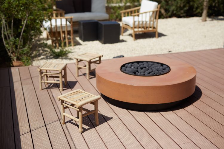 dom z recyklovaného materiálu eco360 udržateľná účinnosť budovy dom plus energetický dom plus energetický dom drevený nábytok drevená podlaha terasa krb