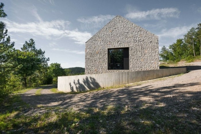 House Design v Slovinsku má tradičnú kamennú fasádu projekt domu v slovinsku obnova kameňa les