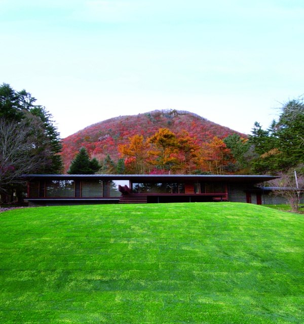 Dom-v-lese-hanareyama-kidosaki-dizajn-jesenné farby