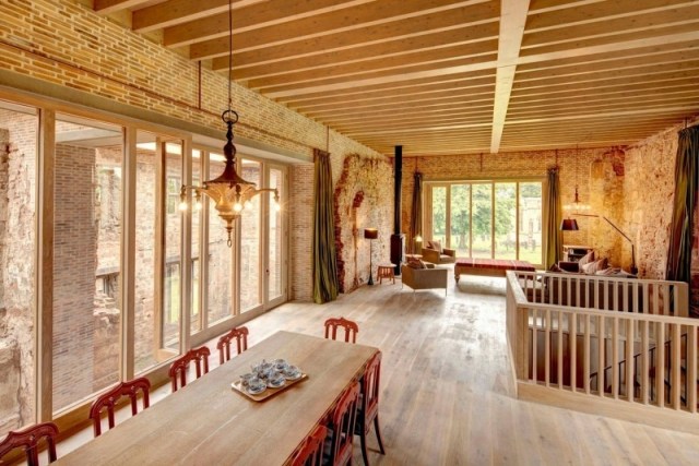 historická budova Anglicko prestavba nábytku drevený jedálenský stôl luster historická budova Anglicko prestavba nábytku drevený luster