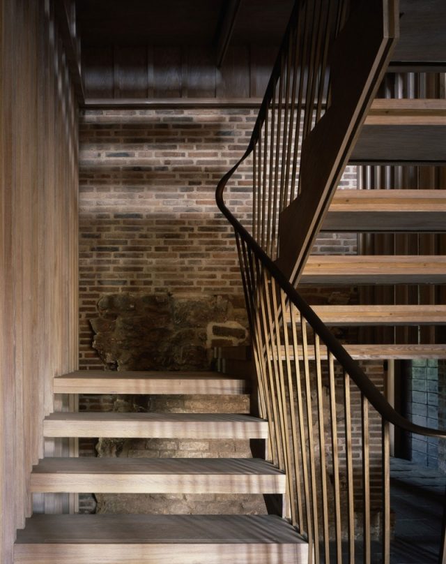 staré nové zlúčenie drevené schody tehlová stena prázdninový dom Astley Castle staré nové drevené schody tehlová stena prázdninový podnájom Astley Castle