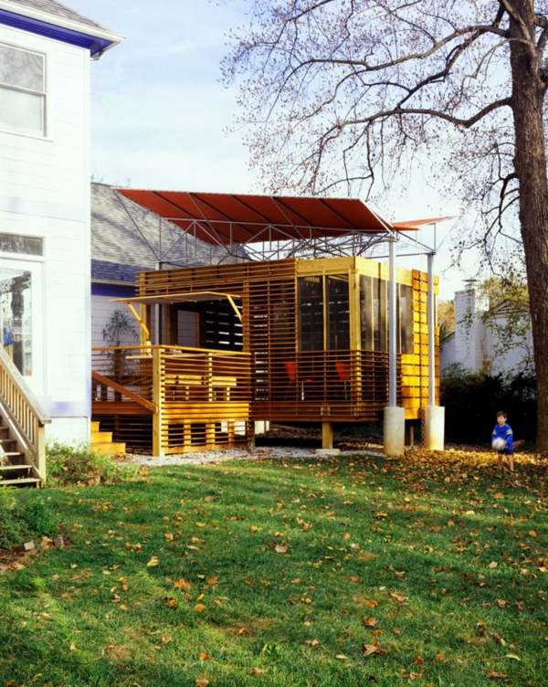 Bočný pohľad z letohrádku s inovatívnou strešnou krytinou