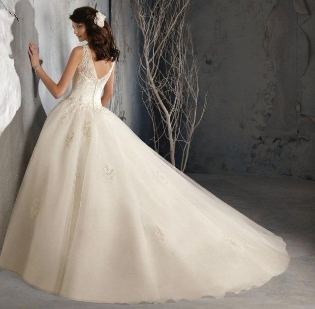 Skvelé spoločenské šaty s bohatou výšivkou po celej oblasti parádne-plesové-šaty-nevesta-móda-somme-perly