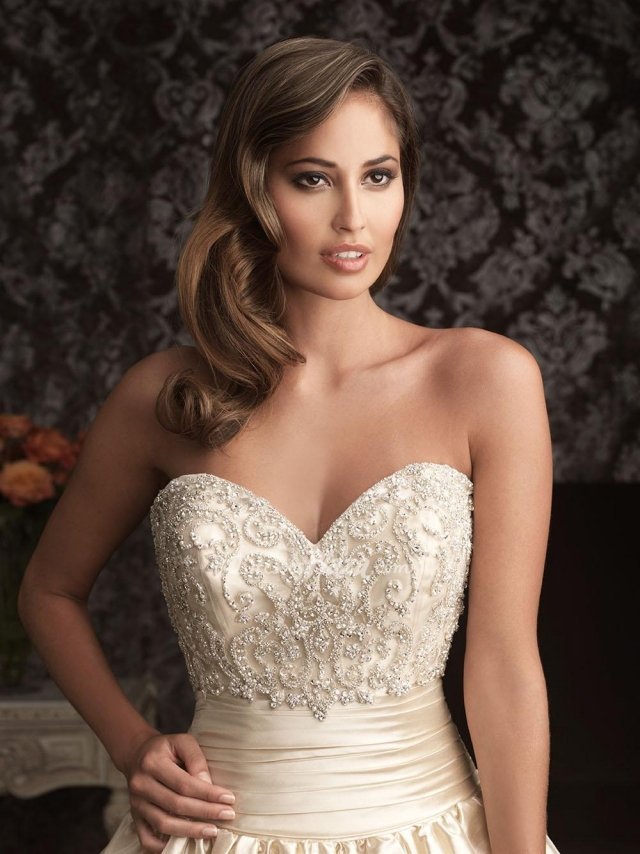 Bohato zdobené prsia so srdcovým výstrihom elegantné šaty-korálky-výšivky-bustier-srdce