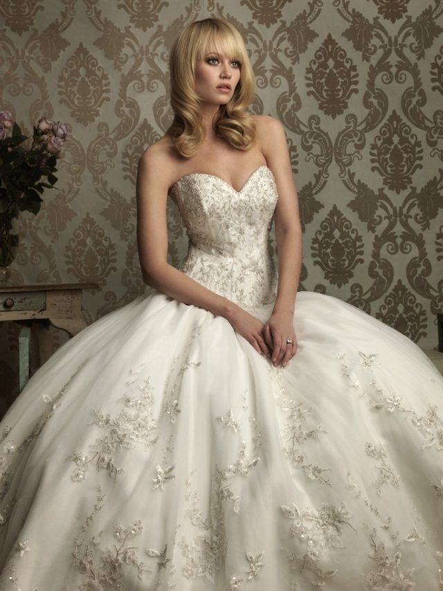 Výšivka sa šíri na prsiach a sukni ples-nevesta-šaty-korálky-výšivka-nápad