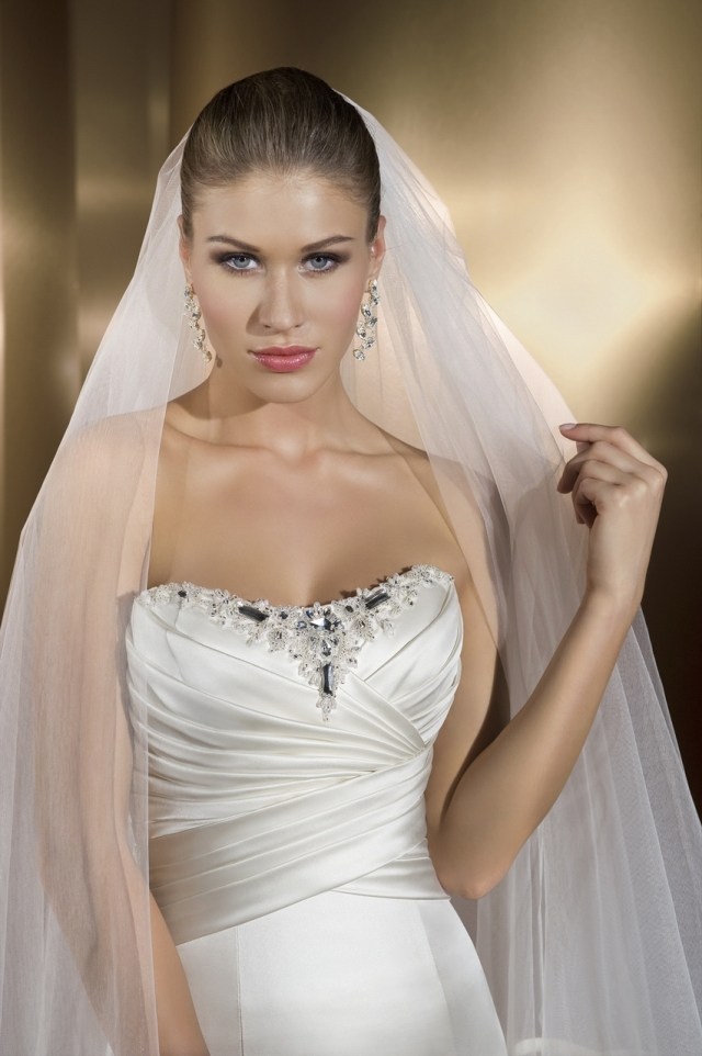 Saténové svadobné šaty s výšivkou trojuholníkových korálkov svadobné-návrhár-šaty-výšivky-korálkové závesy