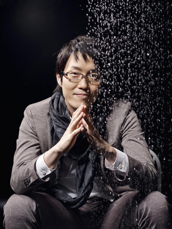 projektant hybridnej projektovej žiarovky Waterdream Oki Sato projektová lampa s hybridným dizajnom Waterdream Oki Sato