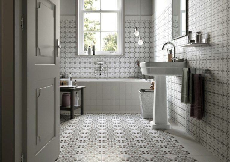 malá kúpeľňa klasický dizajn sivá biela dlažba vzor vaňa