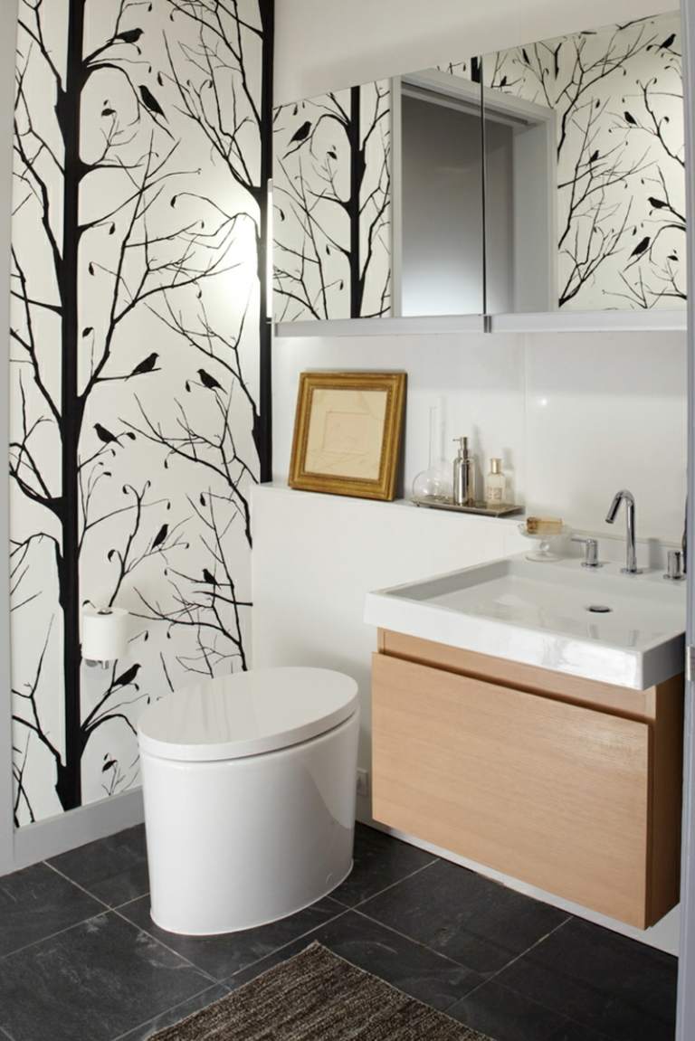 kúpeľňa malá stena dizajn strom motív čierna kamenná dlažba skriňa svetlý moderný