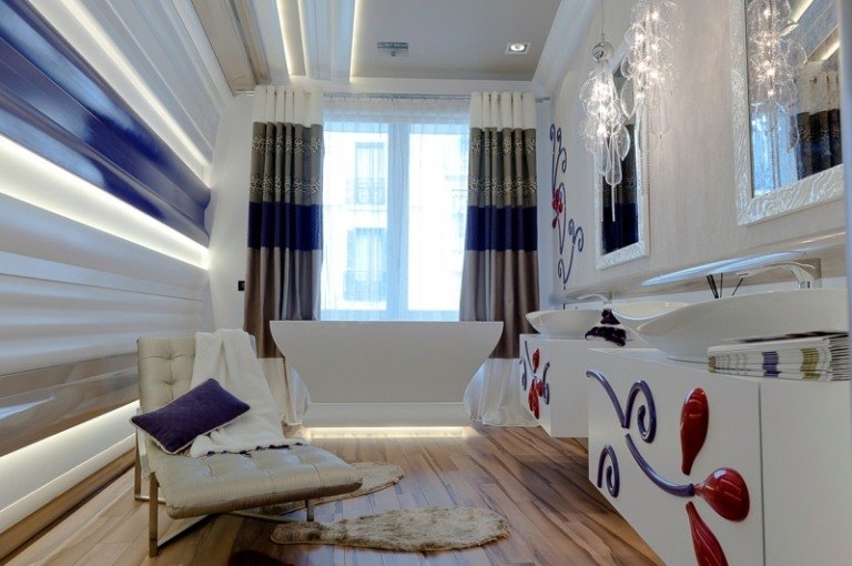 kúpeľňa malý originálny dizajn steny biele fialové kvetinové skrine