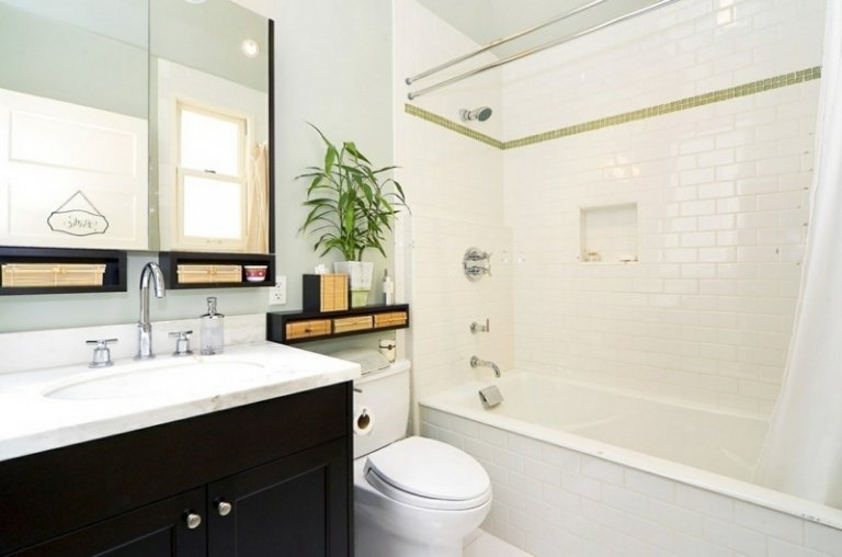 kúpeľňa malá dlhá vaňa klasická umývadlová skrinka tmavé drevo