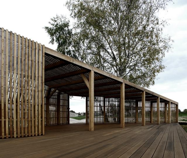 malý letný domček z prírodného dreva moskovská terasa drevené lamely