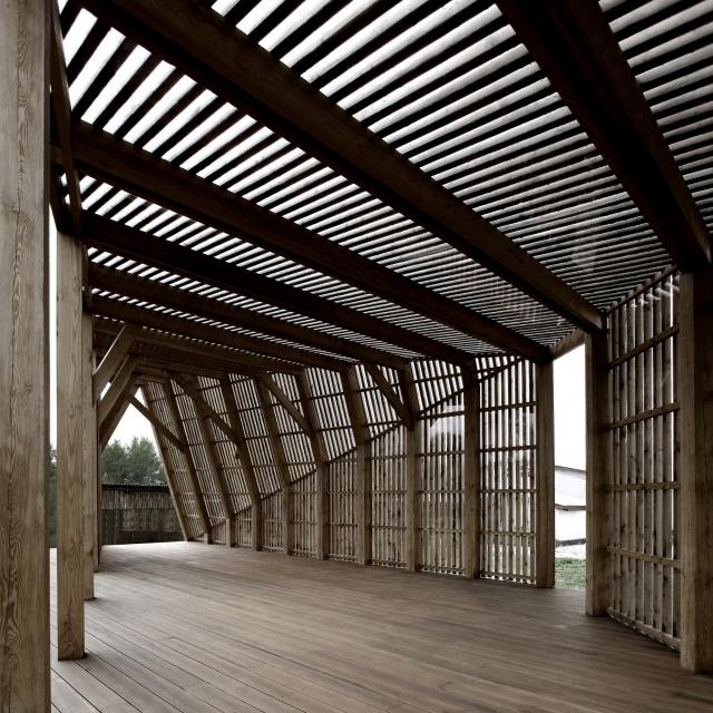 letný dom drevené lamely zastrešenie svetlá tieňová hra