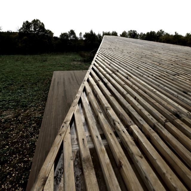 letný dom drevené lamely polykarbonátový výhľad na strechu