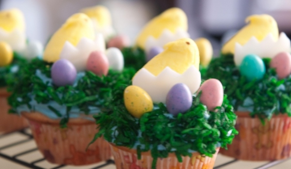 Veľkonočné recepty cupcake poleva mláďatá Veľkonočné recepty sušienky cupcake farby kuriatok