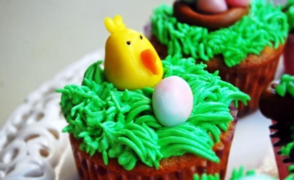 Suroviny z kuracích vajec a zelenej kokosovej trávy Chick Egg Cupcakes Zelená kokosová tráva Vanilkové sušienky