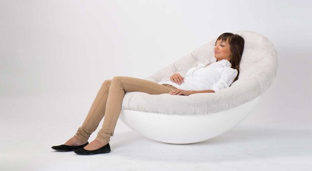 žena ležiaca obývačka kreslo objatie teplo bezpečnosť