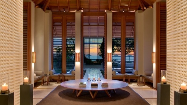 luxusný stolný turks a caicos stolík s nízkymi okrúhlymi nástennými svetlami luxusný rezort turci kakosový stôl nízke okrúhle nástenné svetlá sviečky