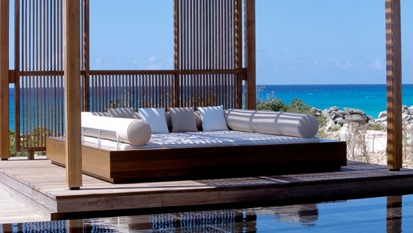 luxusný hotl turks caicos sedačka biely bazén výhľad na more luxusná sedacia súprava Turl a caicos biely bazén s výhľadom na more