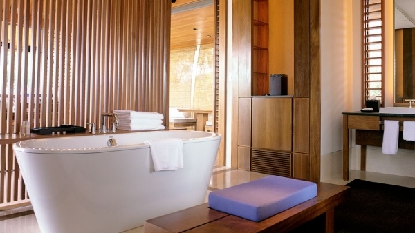 luxusný hotel Amanyara vaňová polička drevo luxusný hotel Amanyara vaňa biela polica drevo